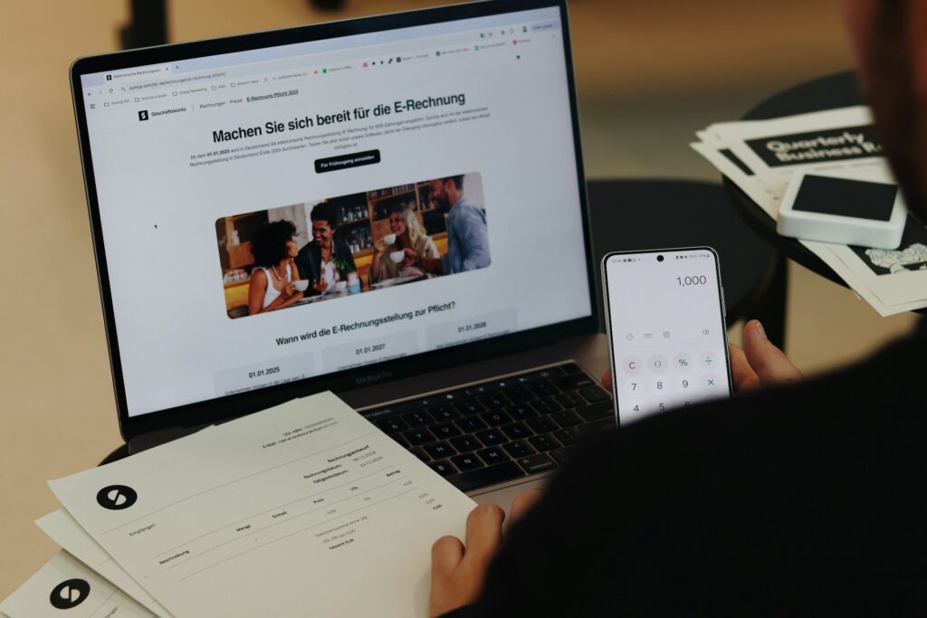 Factuurfraude laptop factuur betalen